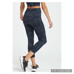 SPANX Look At Me Now Cropped Seamless Leggings